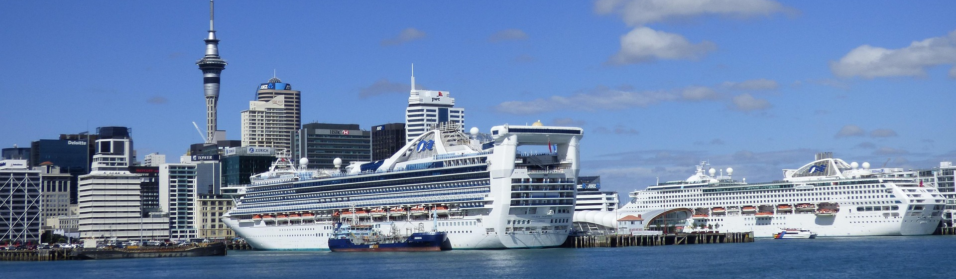 kreuzfahrtschiff-im-hafen